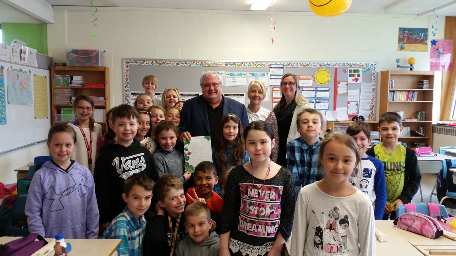 Le maire Alain Larue en compagnie des élèves de la classe de 302