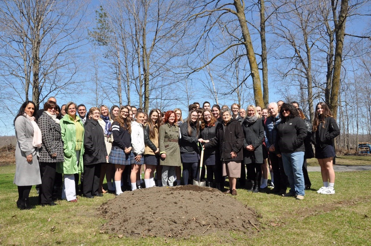 Première pelletée de terre du Jardin d’Esther