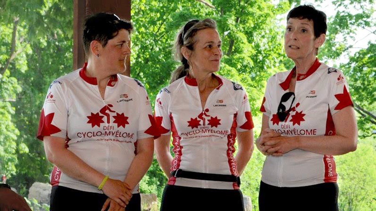 De gauche à droite, Mélanie St-Jacques en compagnie des fondatrices Francine Ducas et Maryse Bouchard_édition 2016 du Défi Cyclo-myélome.