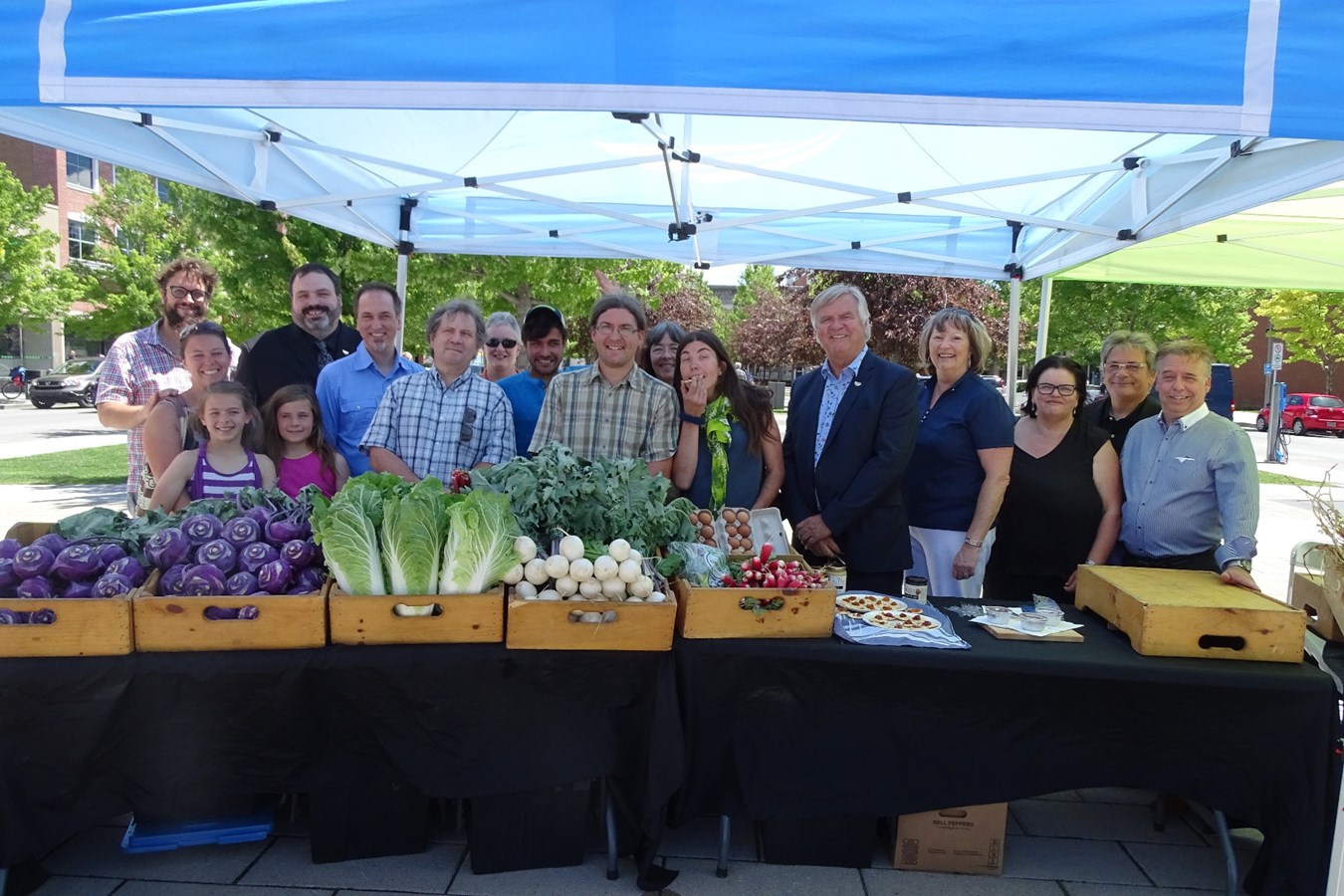 Les membres de la Coopérative des producteurs du marché public de Joliette, en compagnie de représentants de la Ville de Joliette et de partenaires.