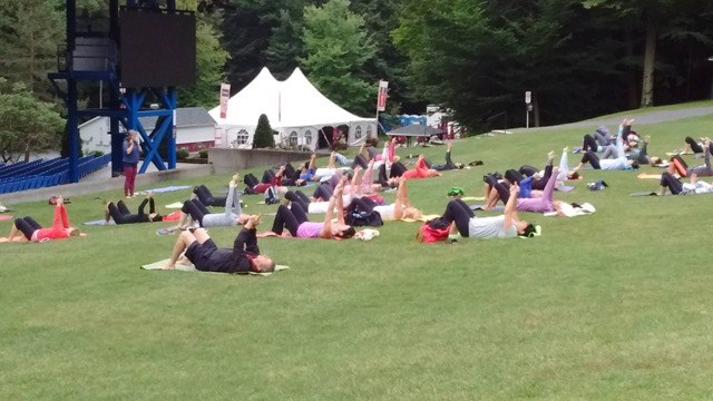 Yoga urbain en plein air avec musiciennes sur scène au centre-ville de Joliette!