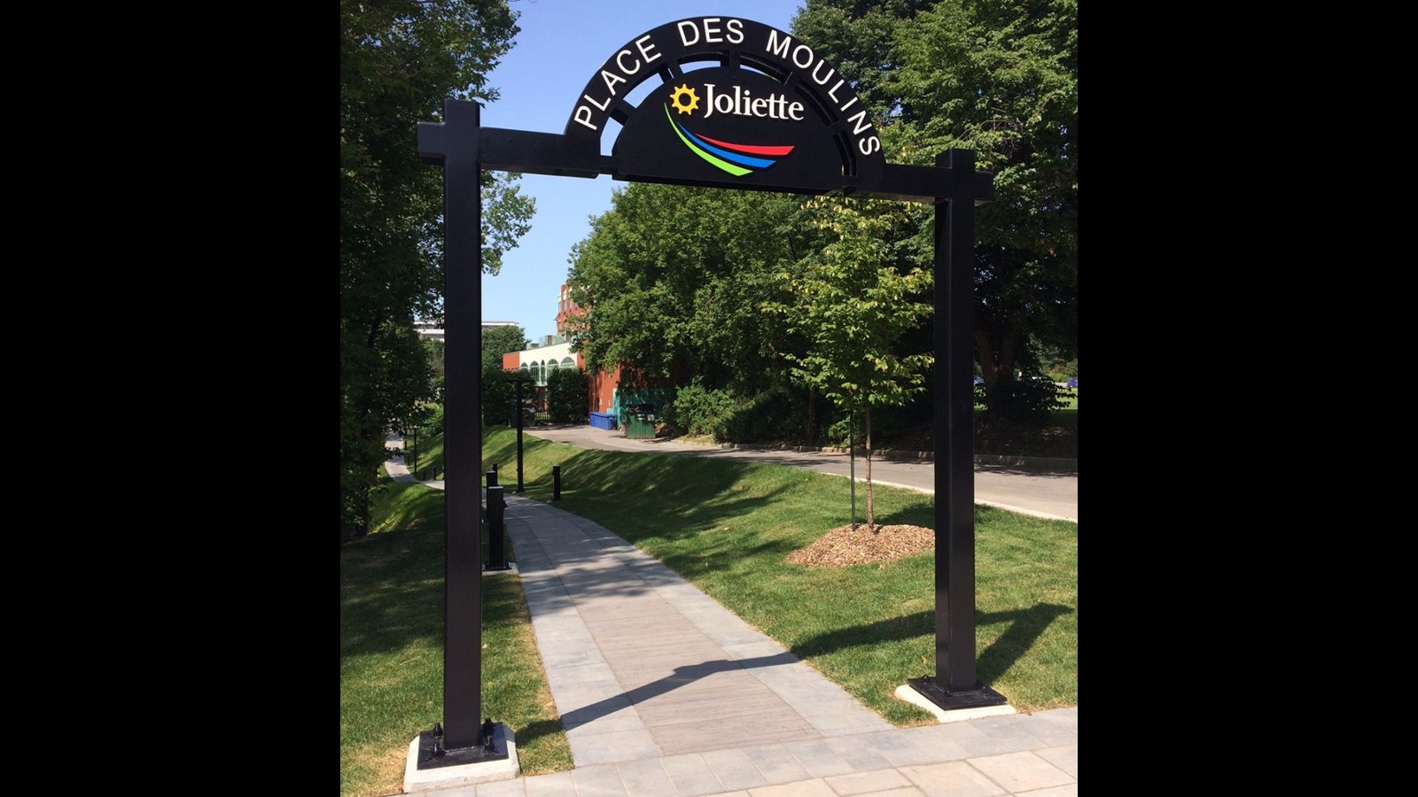 La nouvelle place des Moulins : charmante et significative