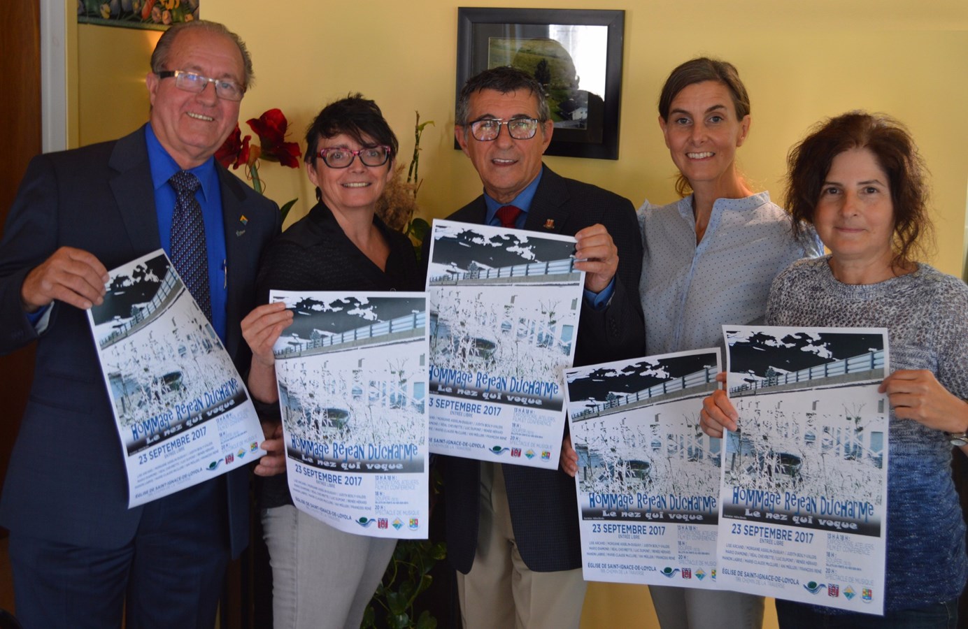 M. Gaétan Gravel, préfet de la MRC de D’Autray et maire de la Ville de Saint-Gabriel et M. Jean-Luc Barthe, maire de Saint-Ignace-de-Loyola en compagnie de Mmes Hélène Blondin, Marie-Julie Asselin et Renée Hérard du comité Hommage à Réjean Ducharme.