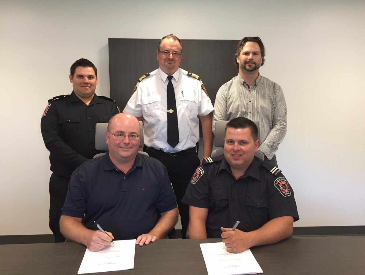 Elie Girard, vice-président du Syndicat des pompiers de Saint-Félix-de-Valois; Pierre Beaudin, directeur du Service incendie; Jeannoé Lamontagne, directeur général adjoint. Assis : Martin Desroches, maire; Martin Lapierre, président du Syndicat des pompiers de Saint-Félix-de-Valois.