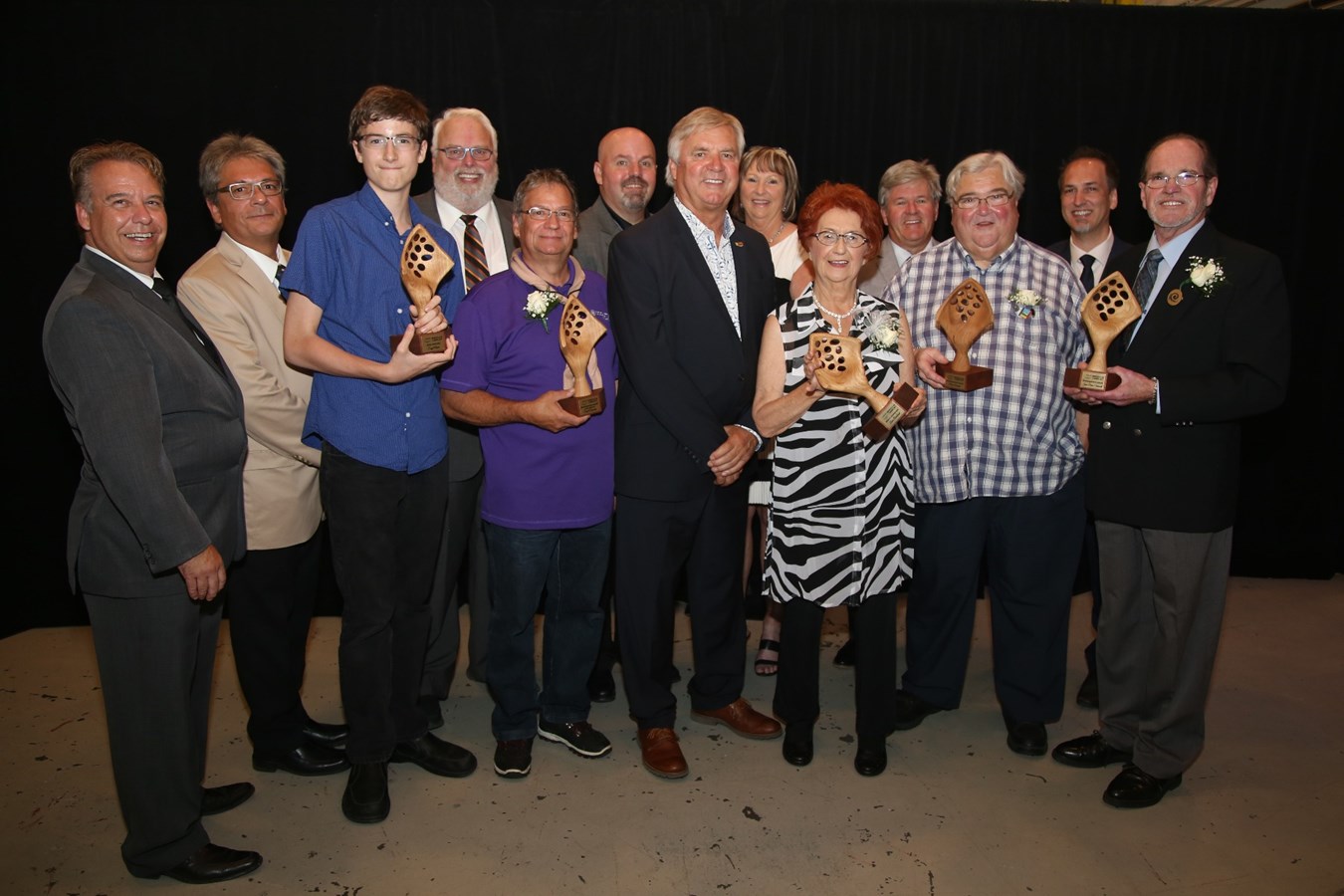 le conseil municipal de la Ville de Joliette entoure les lauréats 2017 , Émyl Olivier, Camil Desroches, Lucie Robichaud, Pierre Vincent, Jean-Pierre Corneault.