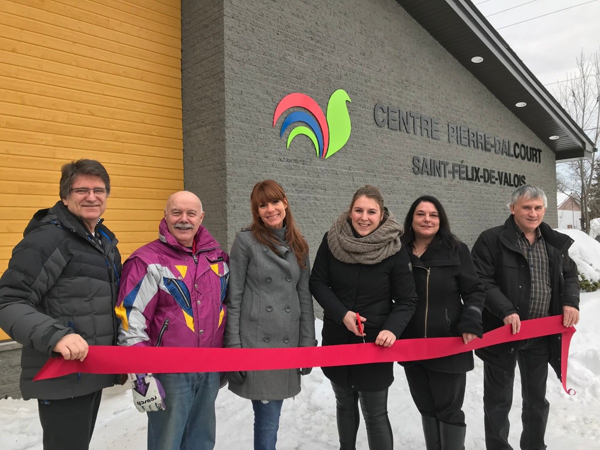 René Charbonneau, directeur général; Denis Renaud, conseiller; Maryse Gouger, conseillère; Audrey Boisjoly, mairesse; Mélanie Jacques, représentante du député André Villeneuve; Luc Ducharme, conseiller.