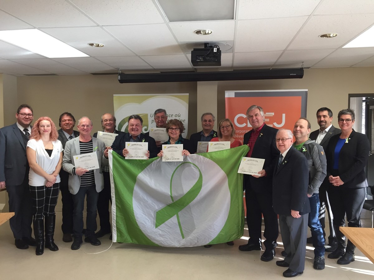  Au centre, monsieur Alain Bellemarre, préfet de la MRC de Joliette en compagnie des municipalités « Première de classe » et de partenaires du CREVALE.