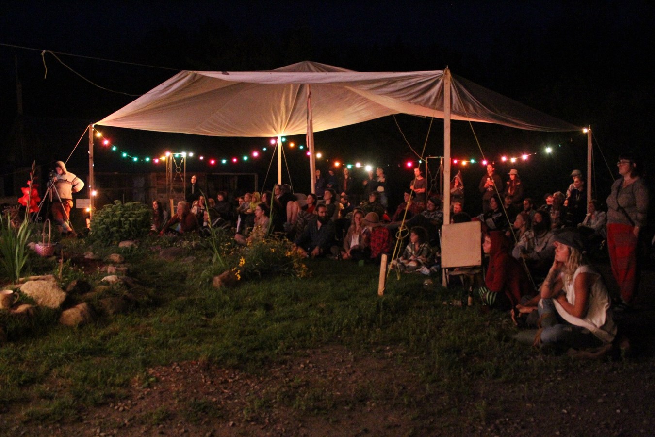 Cabaret au festival d'Éducation libre, le publique devant Ste-Rouille un groupe de musique émergeant de la ville de Joliette