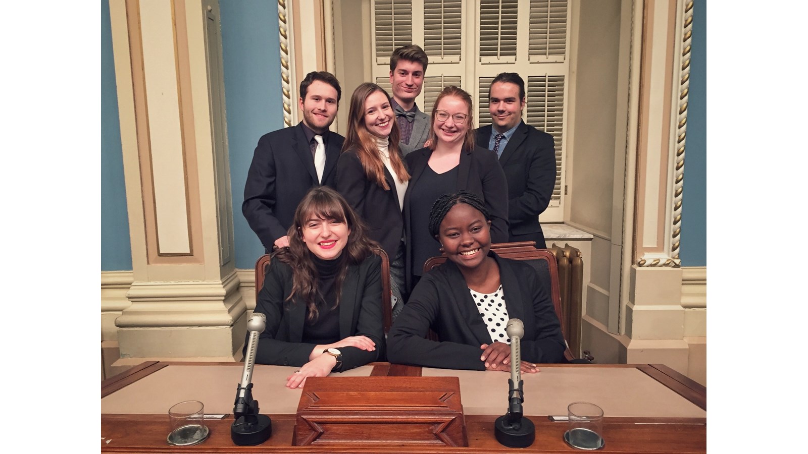 Photo de groupe (dans l’Assemblée nationale) : Gabrielle Crépeau-Hubert, Chancelline Chancee Ntitetereza, Charles-Antoine Lépine, Amy Latendresse, Florence Hénin, Simon Laurendeau, Thierry Vadnais-Lapierre.