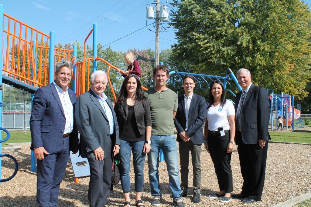 Sur la photo, de gauche à droite: M. Blais, directeur de la Caisse Desjardins de D’Autray, M. Jean, maire, Mme Castonguay, présidente du conseil d’établissement, M. Gagné, conseiller municipal, M. Désy, commissaire, Mme Martin, directrice de l’école, et M. Forget, président de la Commission scolaire.