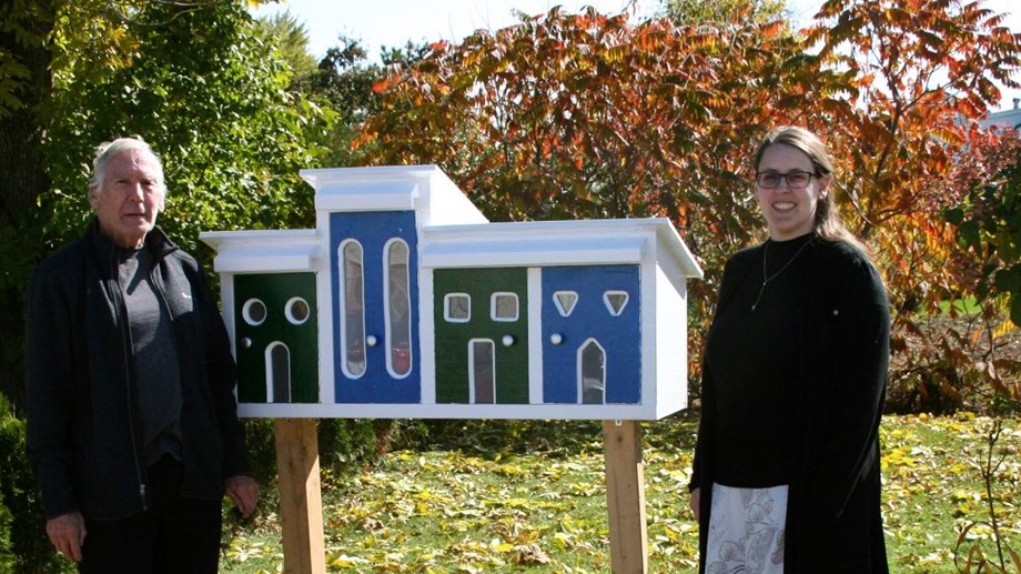 Roland Proulx, le concepteur de la boîte à livres, avec Marie-Pier Lambert, coordonnatrice de la bibliothèque.