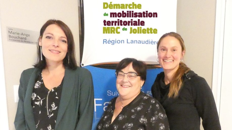 Sabrina Barbeau, chargée de projet Alliance pour la solidarité et l’inclusion sociale à la Table des préfets de Lanaudière, Luce Gervais, présidente du conseil d’administration de FADOQ – Région Lanaudière et Annie Joly, coordonnatrice démarche territoriale, MRC de Joliette ont pris parole lors du lancement de la démarche de mobilisation territoriale qui se déroule dans la MRC de Joliette.
