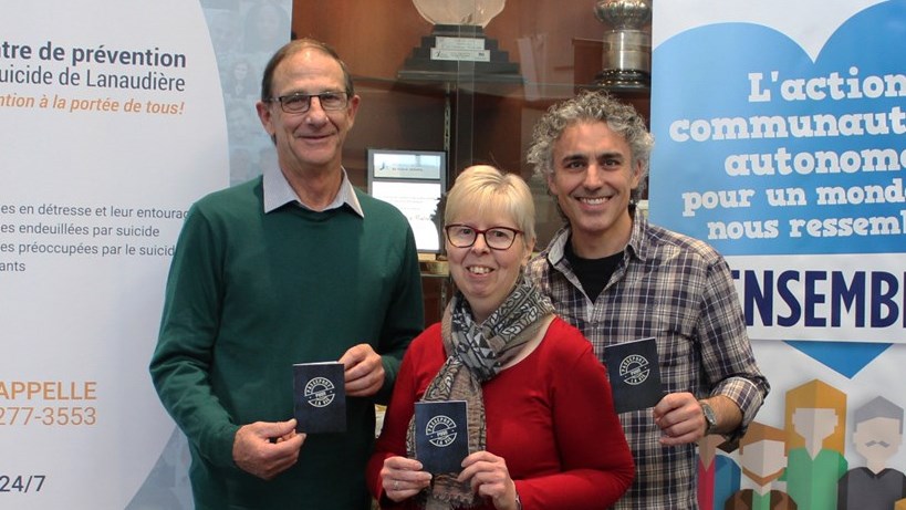 Michel Pilon, président du CPSL, et Ghyslain Dufresne, porte-parole de l’organisme, entourent Joyce Lawless.