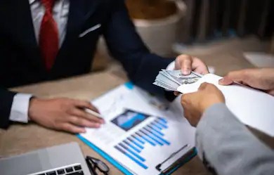 Arrestation pour fraude financière de type "black money scam"