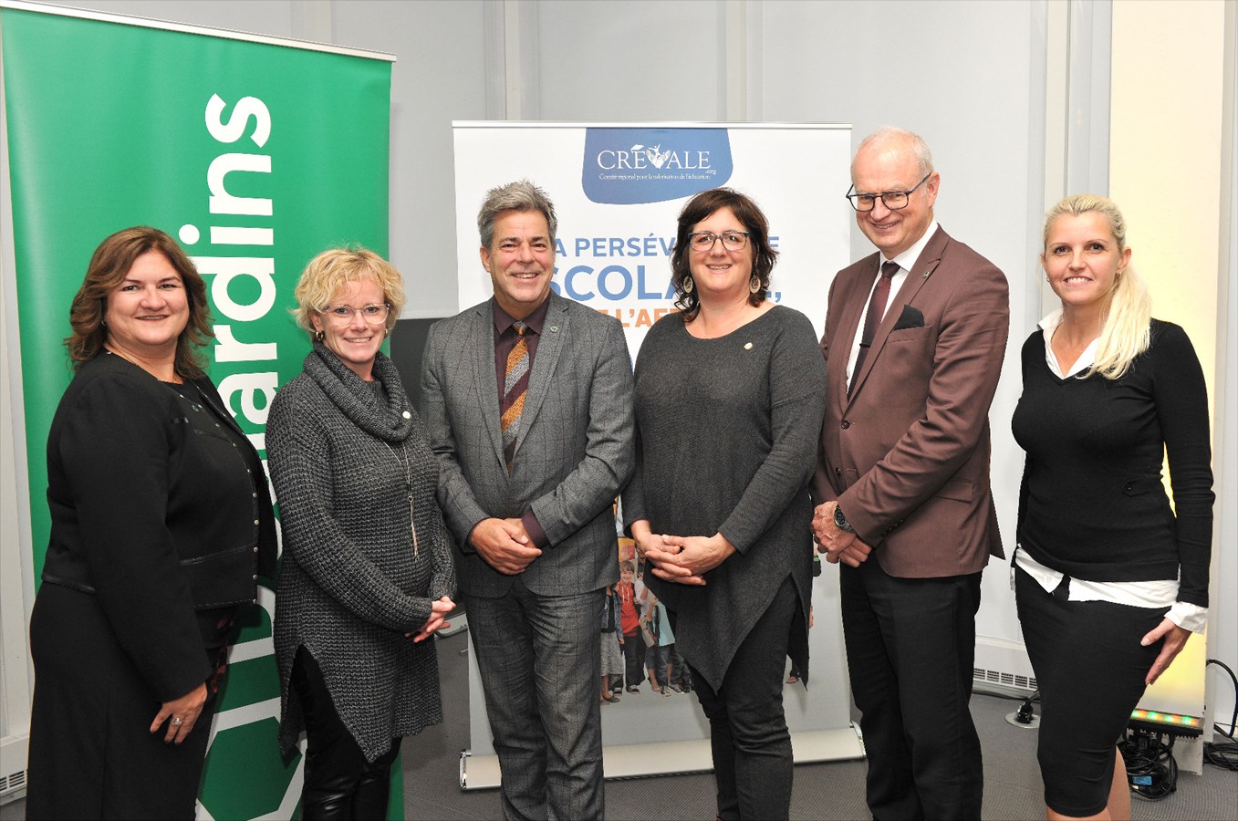 De gauche à droite: Kathy Cimon de la Caisse Desjardins du Nord de Lanaudière, Pascale Damato, de la Commission scolaire des Samares et vice-présidente du CREVALE, Daniel Blais de la Caisse Desjardins de D'Autray, Ann-Marie Picard du CREVALE, Alain Raîche de la Caisse Desjardins Pierre-Le Gardeur et Josée Lavoie de la Caisse Desjardins de Terrebonne.