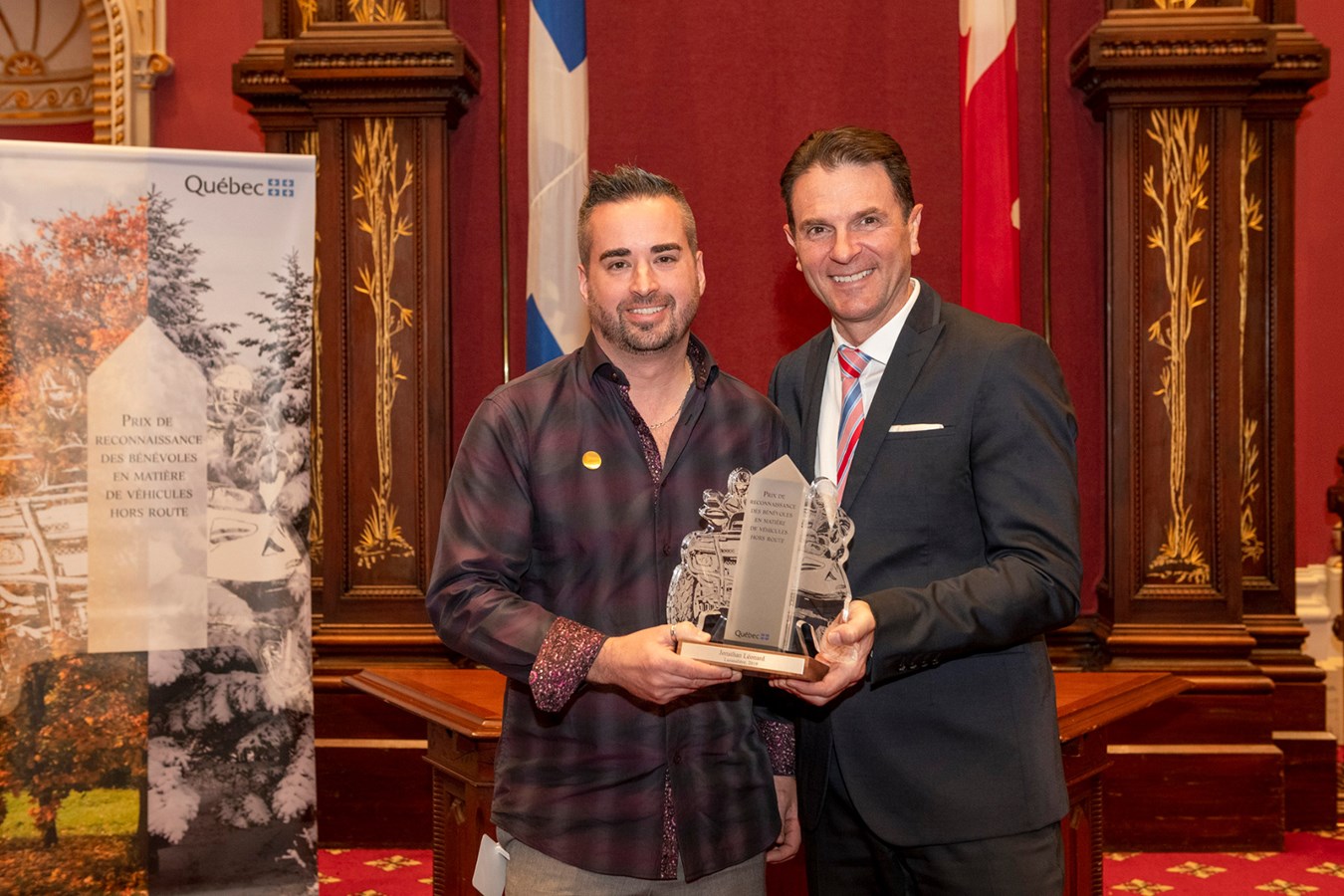 Jonathan Léonard, lauréat de Lanaudière (motoneige), et le ministre François Bonnardel.