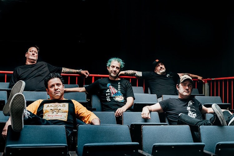 Lagwagon poursuit sa carrière depuis 30 ans et est devenu un des groupes phares du mouvement punk.