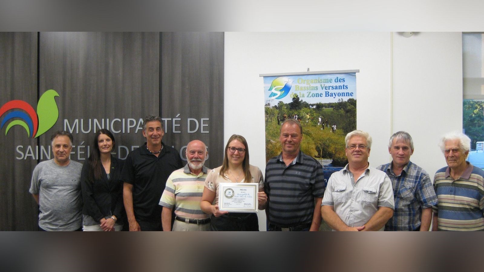 M. Jean-Pierre Gagnon, directeur général de Zone Bayonne; Mme Marine Revol, directrice générale adjointe; M. Ghyslain Loyer, conseiller; M. Denis Renaud, conseiller; Mme Audrey Boisjoly, mairesse; M. Pierre Lépicier, conseiller; M. Sylvain Trudel, conseiller; M. Luc Ducharme, conseiller; M. Louis Trudeau, vice-président de Zone Bayonne et président de la Fondation Ghislaine-Guindon. Absent sur la photo : Mme Maryse Gouger, conseillère et M. Gilles Côté, président de Zone Bayonne.