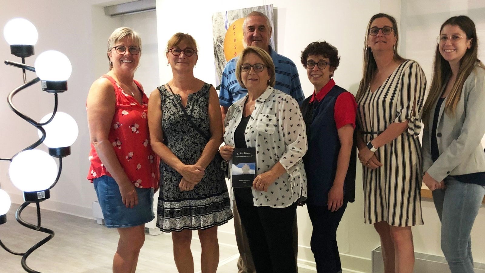 Sur la photo : Nicole Chevalier, conseillère, Manon Sabourin, artiste, Suzanne Dauphin, mairesse, Marie-Christine Laroche, conseillère, Marie-Andrée Breault, directrice générale, Marie-France Beaulieu, agente de développement culturel, et Serge Landreville, conseiller (derrière).