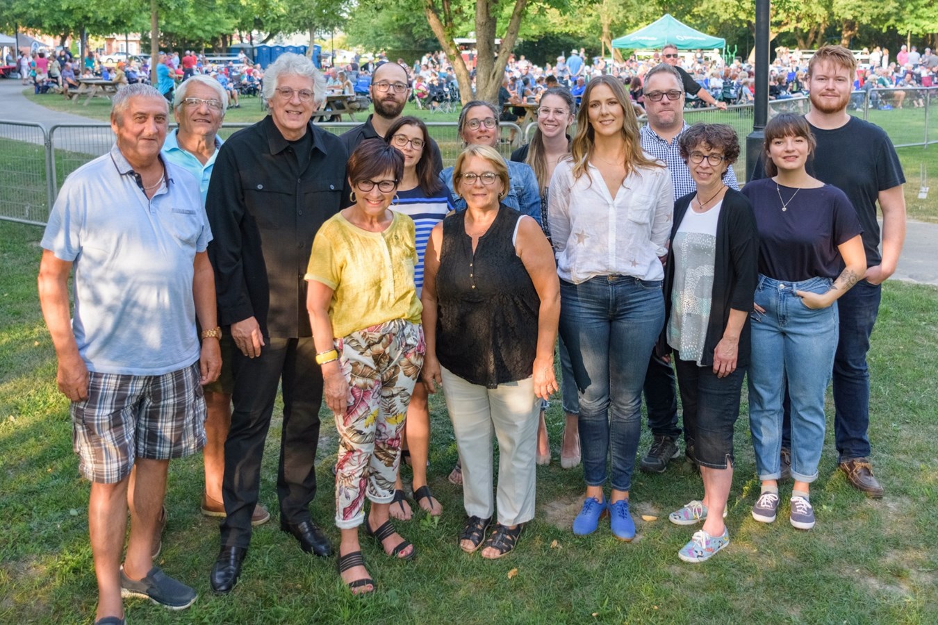 Derrière : Serge Landreville, conseiller; Jean-Guy Forget, conseiller; Stéphane Laforest, directeur artistique et chef d’orchestre Sinfonia de Lanaudière; Régis Soucy, conseiller; Mylène Allary, conseillère; Marie-Andrée Breault, directrice générale; Marie-France Beaulieu, agente de développement culturel; Mathieu Lagacé, directeur du développement culturel, des loisirs et des communications et Luc Herrmann, musicien. Devant : France Lacroix, conseillère en relations publiques Desjardins Caisse de Joliette et du Centre de Lanaudière; Suzanne Dauphin, mairesse; Beyries; Marie-Christine Laroche, conseillère et Geneviève Racette.