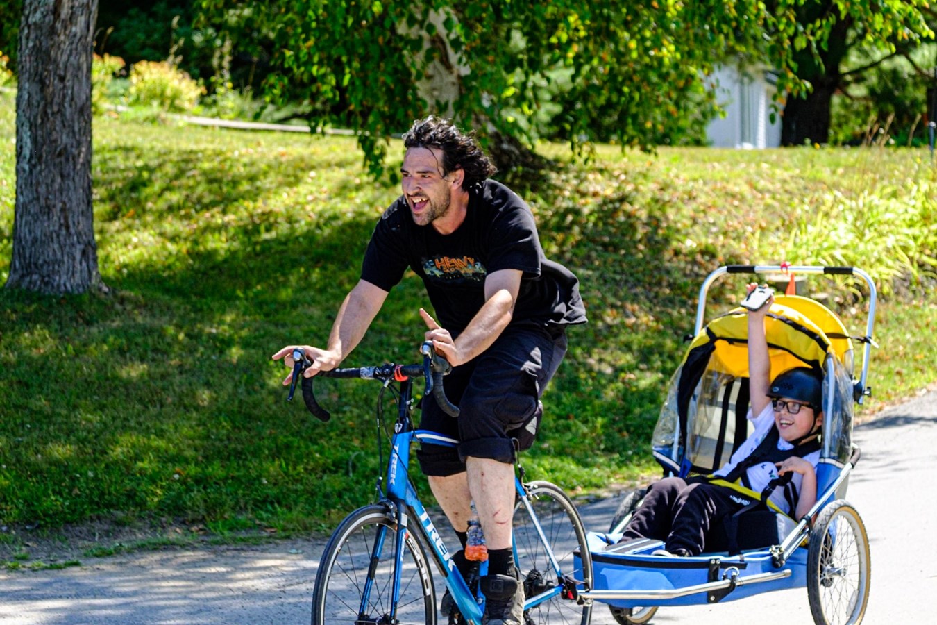 Nathan, ambassadeur du Défi vélo de Lanaudière, accompagné de son père, Shawn Martin.