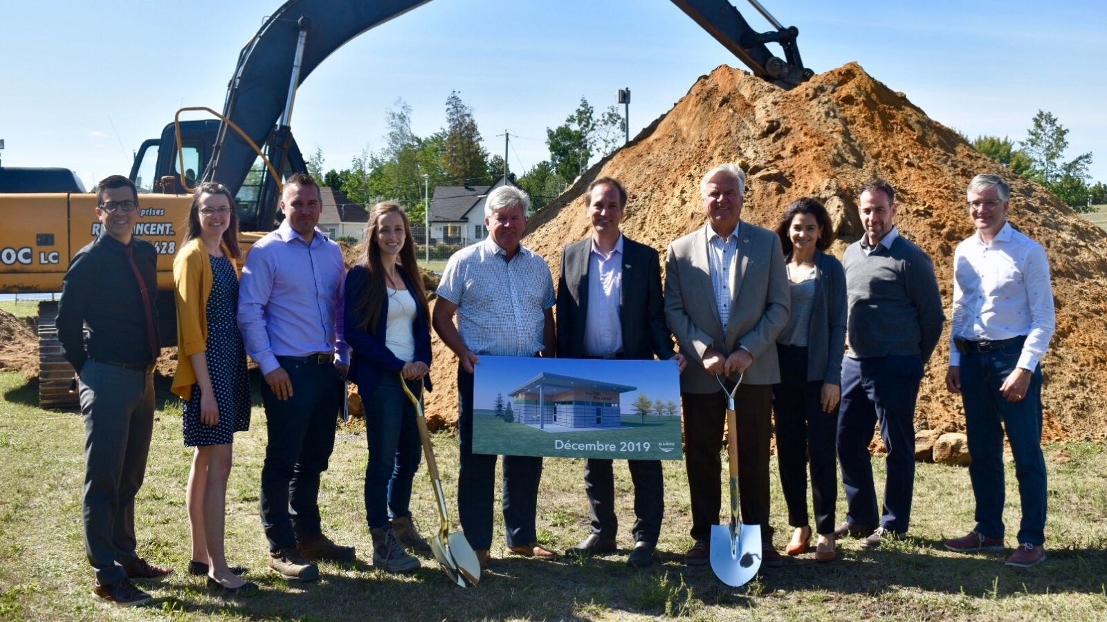De gauche à droite : Benjamin Rouette (directeur Travaux publics et services techniques), Véronique Baucage (architecte), Gilles Tremblay (ingénieur), Mahlie Dubé (entrepreneur Gilles Malo), Luc Beauséjour (conseiller municipal), Patrick Lasalle (conseiller municipal), Alain Beaudry (maire), Claudia Bertinotti (conseillère municipale), Marc-André Derome (directeur Loisirs et culture) et Alain Bellehumeur (architecte).