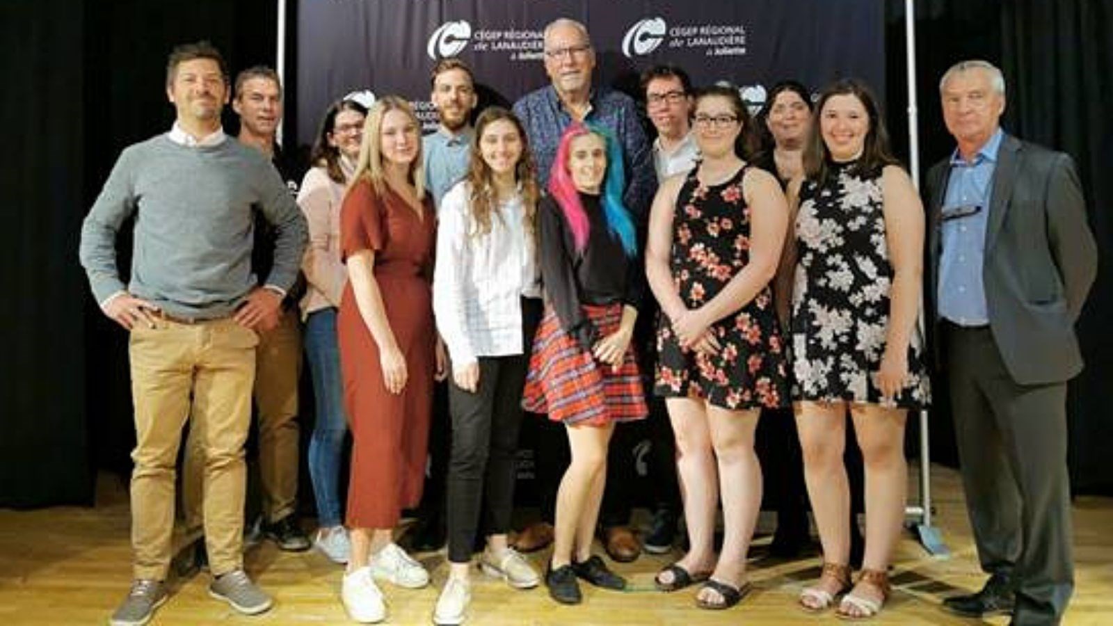La Fondation de la Société de développement international de Lanaudière remet une bourse de 2500 $ à des étudiants