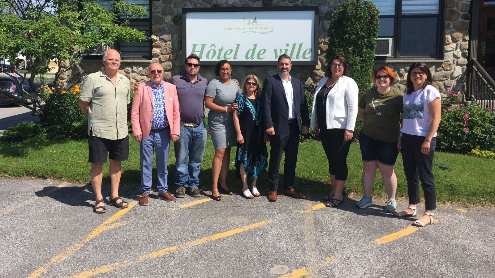 Sur la photo de gauche à droite : Jean Ouellette, conseiller municipal siégeant au comité de négociation; Réjean Marsolais, greffier; Luc Beaupré, membre du comité de négociation; Myriam Dufresne‐ Manassé, conseillère syndicale; Sylvie Desbiens, membre du comité de négociation; Me Jean‐Sébastien Hébert, avocat; Isabelle Perrault, mairesse; Marie‐Soleil Dumas, présidente du syndicat; Elyse Bellerose, directrice générale et secrétaire‐trésorière par intérim.