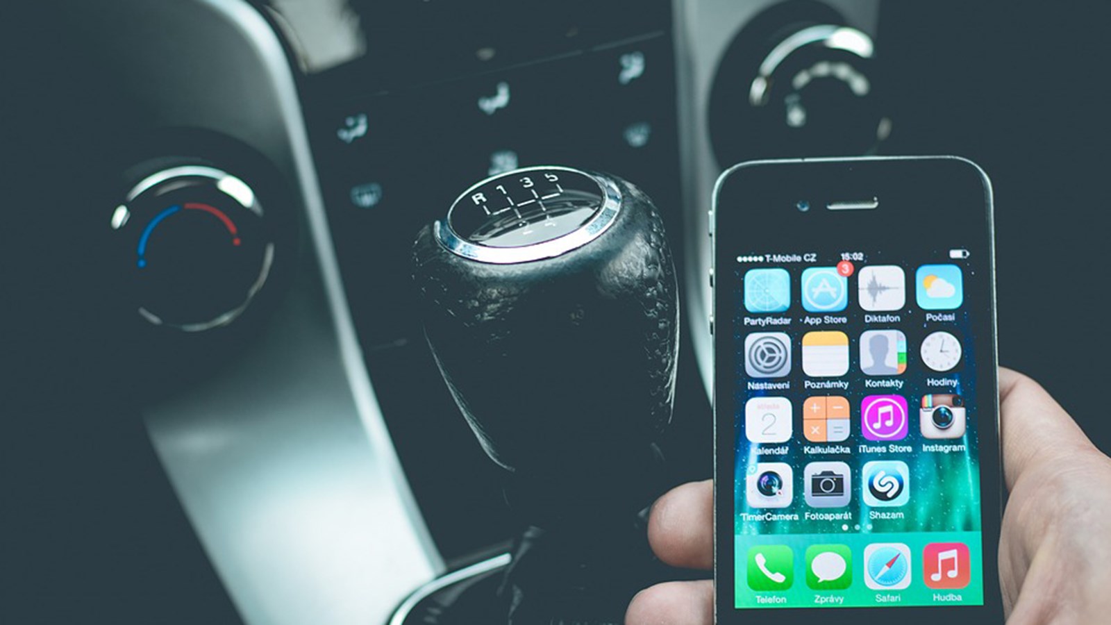 Au Québec, il est interdit d'avoir un cellulaire ou un appareil électronique portatif en main pendant la conduite.