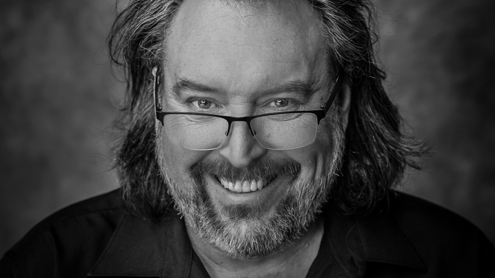 Bryan Perro est un auteur mondialement reconnu pour sa série jeunesse fantastique Amos Daragon dont les douze premiers tomes se sont vendus à plus de 1 400 000 de copies au Québec seulement.