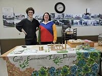 Angéline Coutu-Drainville et Antoine Drainville-Mongeau au kiosque du CEID.