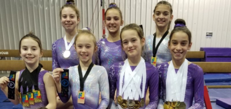 Les jeunes athlètes lors de leur première compétition de l'année. Absentes de la photo, les athlètes Marie-Ange Ménard, Olivia Young et Olivia Courchesne étaient présentes à la compétition. Deuxième rangée (gauche à droite) : Florence Dubois, Adèle Lavallée, Simone Comeau et Aurélie Giguère. Troisième rangée (gauche à droite) : Yannaève De Celles, Anne-Frédérique Gadoury-Lavallée et Joanik Ducharme.