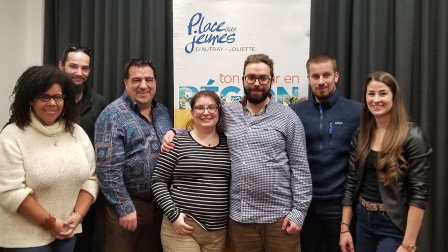 Sur la photo, les participants entourés de Bruno Ayotte, directeur général du Carrefour jeunesse-emploi de D’Autray-Joliette ainsi que Carole Ferland et Magalie Grandchamp de Place aux jeunes Joliette.