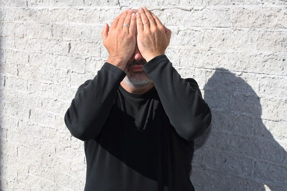 Comme l'explique Christophe Roux-Dufort sur la page Facebook de la Voie des mains, "La posture des mains de l’aveugle est la septième posture. Sa pratique permet d’explorer nos fuites et nos lâchetés pour trouver dans le mouvement d’ouverture des mains les actes qui réhabilitent nos responsabilités."