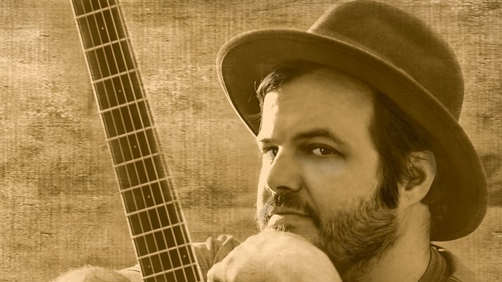 Adam Karch est un virtuose de la guitare « fingerstyle », en spectacle au CRAPO samedi 24 octobre à compter de 20h. Il incarne le mélange de blues et de compositions de style Americana.