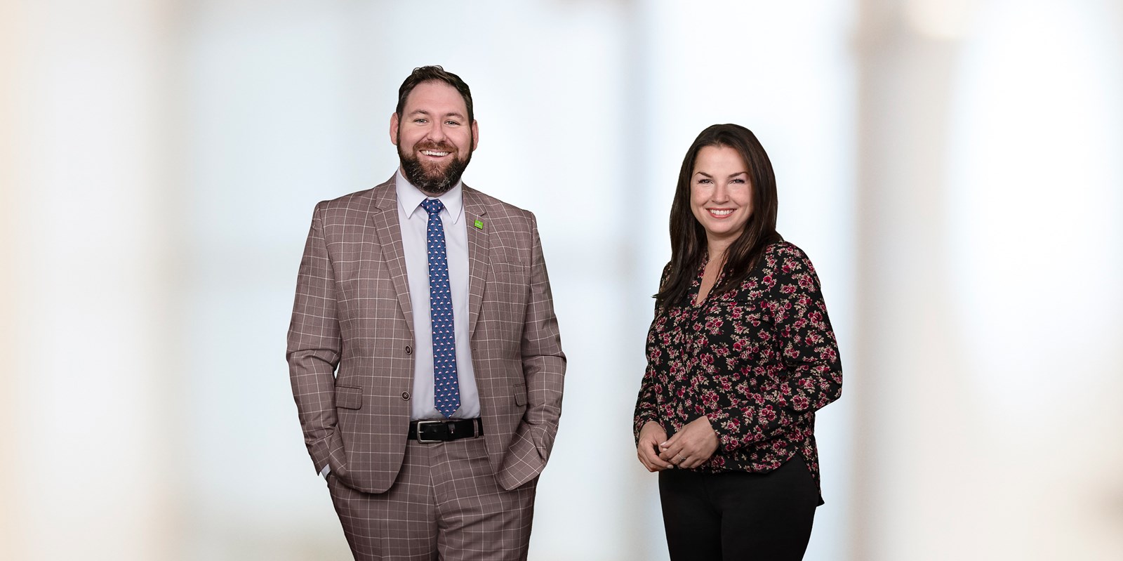 Pierre-Luc Bellerose, directeur général du Centre régional universitaire de Lanaudière (CRUL) et Gabrielle Destroismaisons, nouvelle porte-parole. (La photo a été retouchée pour rapprocher les deux protagonistes, mais les mesures sanitaires ont été respectées).