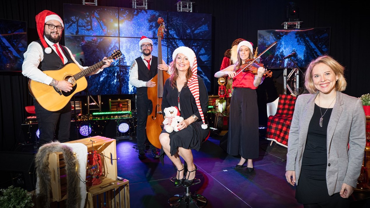 Manon Bédard (au centre) avec ses musiciens et Maude Malo, directrice générale de la fondation