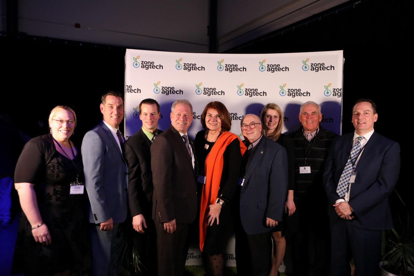 De gauche à droite: Dominique Masse, directrice de la Table des préfets de Lanaudière; Sébastien Nadeau, maire de la Ville de L’Assomption; Steve Plante, maire de la Ville de l’Épiphanie; Eric Chartré, président de CIENOV; Chantal Deschamps, préfète de la MRC de L’Assomption et mairesse de la Ville de Repentigny; George Robinson, conseiller municipal de la Ville de Repentigny et membre du conseil de la MRC de L’Assomption; Marilou Cyr, directrice de la Zone Agtech; Michel Champagne, maire de la municipalité de St-Sulpice et Joffrey Bouchard, directeur général de la MRC de L’Assomption et de CIENOV.