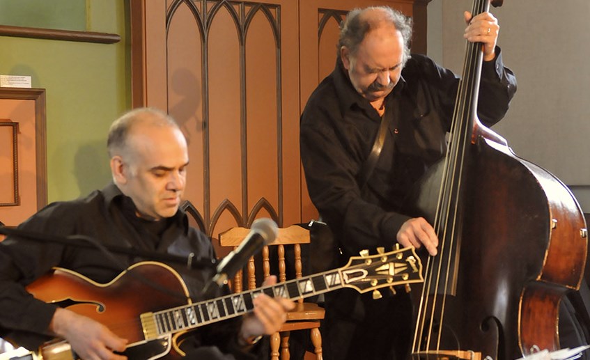 Le contrebassiste de renommée internationale et membre de l’ordre du Canada, Michel Donato, se joint au guitariste Robert Ménard.