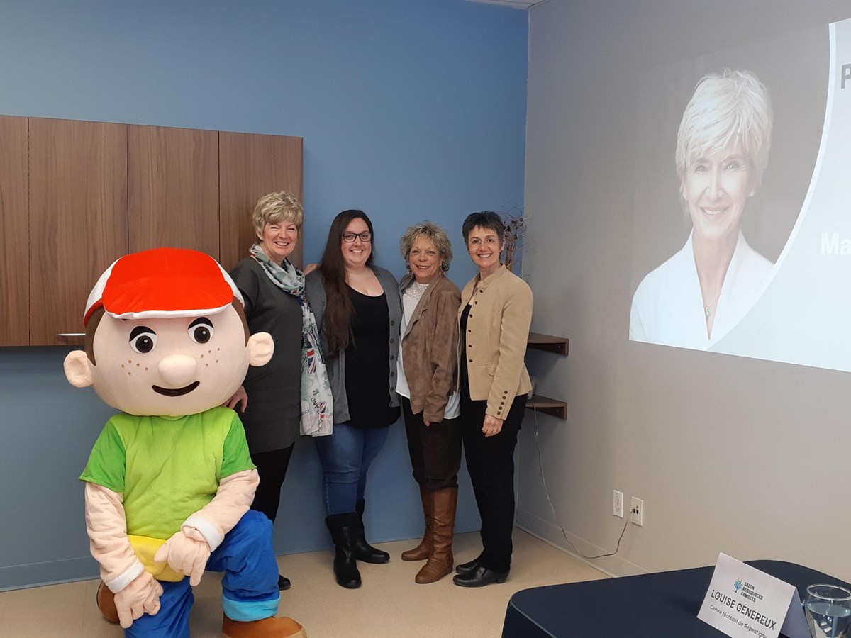 De gauche à droite : M. Gymno, mascotte de Gym’O Lanaudière; Cécile Hénault, présidente de la Commission Sports, activités physiques et du plein air à la Ville de Repentigny; Jessica Burr, responsable du développement des programmes à Gym’O Lanaudière; Lynne Harpin, directrice du bureau de comté du député de L’Assomption et premier ministre du Québec François Legault et Louise Généreux, directrice du Centre récréatif de Repentigny.