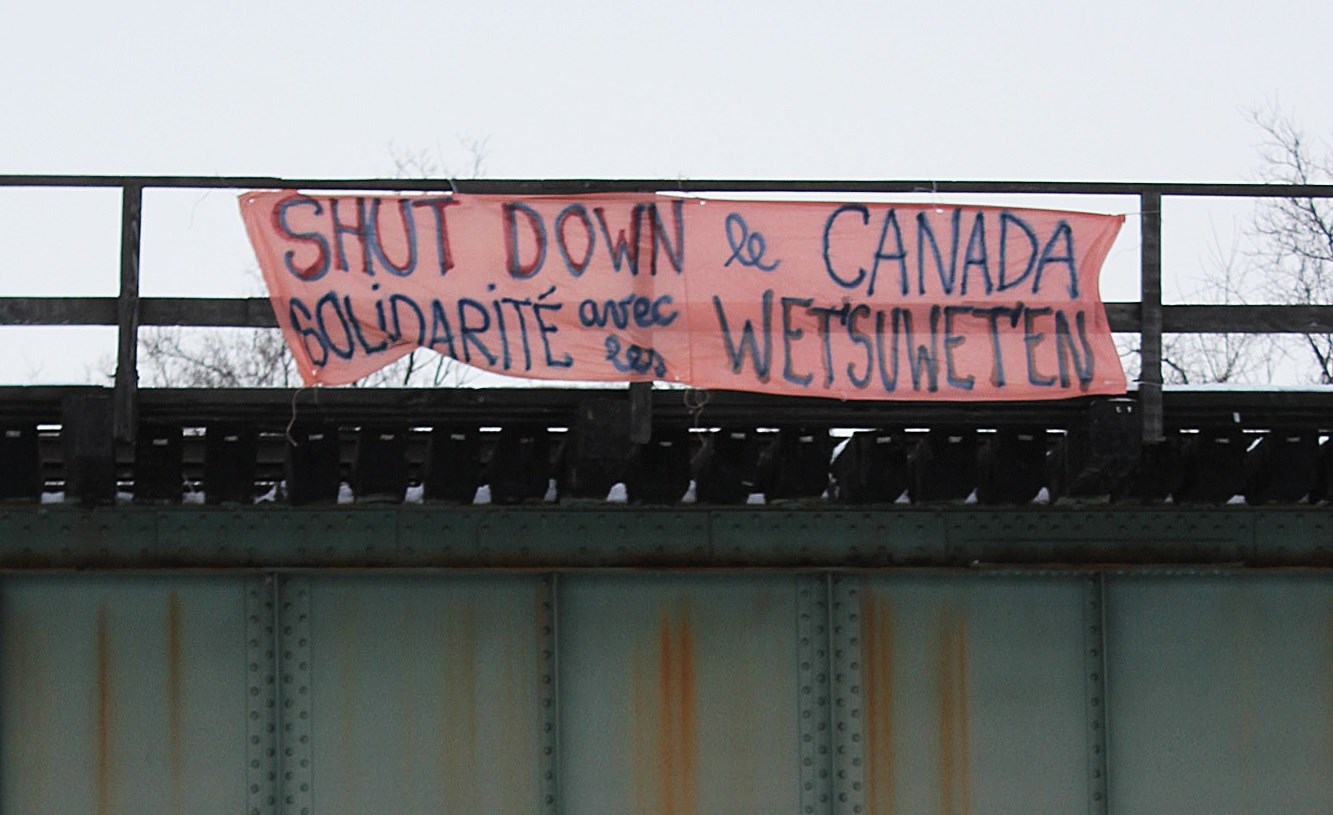 La bannière a été posée samedi matin par un groupe anonyme, sur le pont du CN traversant la rivière L'Assomption, à Joliette.
