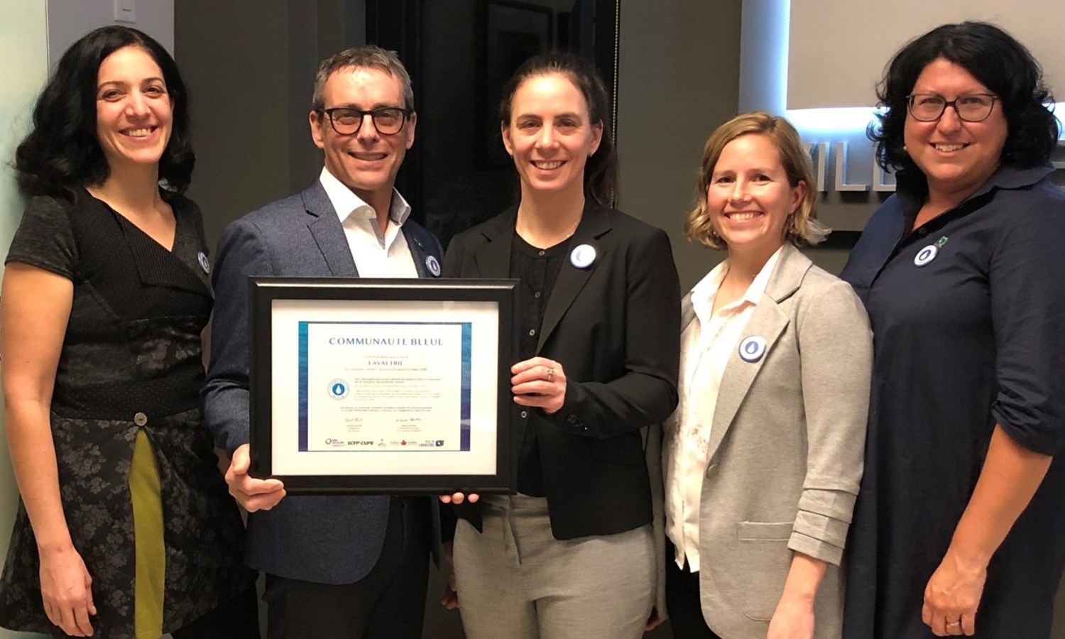 Le maire de Lavaltrie Christian Goulet a reçu la certification "Communauté Bleue", marquant ainsi l'engagement de la municipalité envers la protection de l'eau.