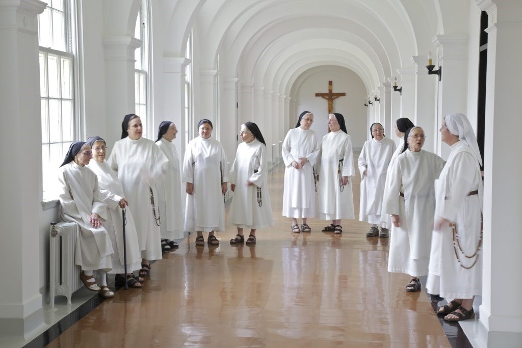 "Amoureuses", de la réalisatrice Louise Sigouin, retrace le parcours des moniales de Berthierville, ces soeurs cloîtrées qui, pour la première fois, acceptent de se laisser filmer durant un an dans tous les aspects de leur vie. Le documentaire sera projeté le mercredi 11 mars à 19h15 au CRAPO.