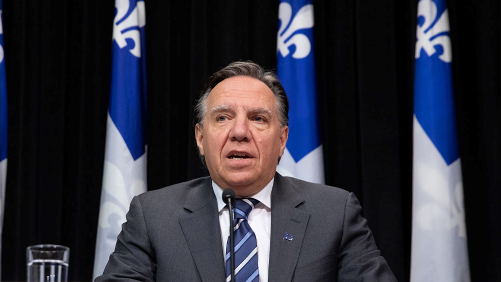 M. Legault a aussi été transparent sur la question du matériel médical ( masques, gants et blouses) en précisant qu’il reste des stocks pour environ une semaine
