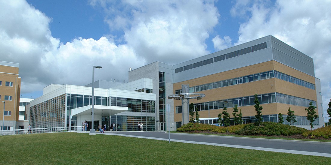 Depuis, le 26 mars, l’Hôpital Pierre-Le Gardeur a été désigné niveau 3 par le MSSS. Ainsi, il pourra prendre en charge des usagers ayant testés positifs à la COVID-19 et devant être hospitalisés, en provenance d’ailleurs au Québec.
