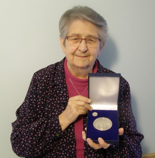 Sœur Pierrette Deguire, de la Congrégation des Saints Cœurs de Jésus et de Marie et trésorière de l’ASEPL, a obtenu la Médaille honorifique du bénévolat des aînés du Lieutenant-gouverneur du Québec pour ses 34 années de bénévolat au sein de l'ASEPL.