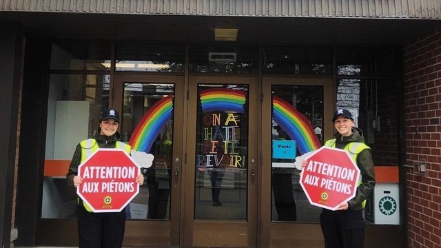 Les cadettes Olivia Leblanc et Frédérique Poitras à l'école de La Source.