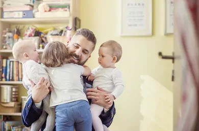 Une famille d’accueil héberge des jeunes âgés de 0 à 17 ans vivant des difficultés personnelles ou familiales qui ne leur permettent plus de demeurer dans leur milieu naturel. Il s’agit généralement d’enfants faisant l’objet d’une intervention dans le cadre de la Loi sur la protection de la jeunesse.