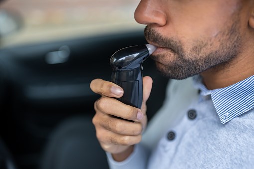 Le conducteur, un homme de 21 ans originaire de St-Esprit, a été arrêté et transporté au poste pour y subir l'alcootest, qu'il a échoué.