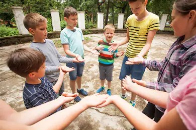 La gestion quotidienne des jeunes et des groupes sera considérablement adaptée pour répondre aux nouveaux ratios de jeunes dans chaque groupe et aux nouvelles normes sanitaires liées à la COVID-19.